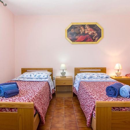 Appartamenti In Villa Con Ampio Giardino Esterno Posada  Bagian luar foto