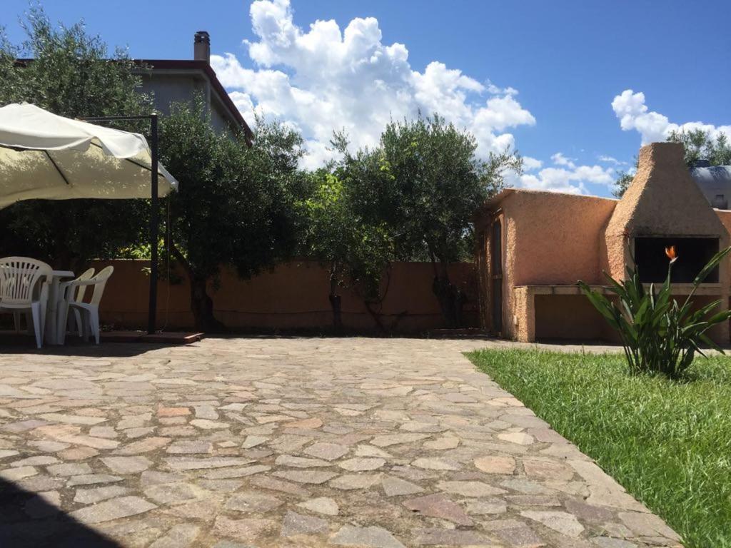 Appartamenti In Villa Con Ampio Giardino Esterno Posada  Bagian luar foto