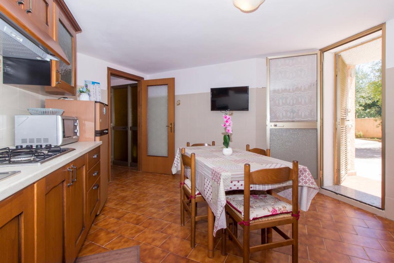 Appartamenti In Villa Con Ampio Giardino Esterno Posada  Bagian luar foto