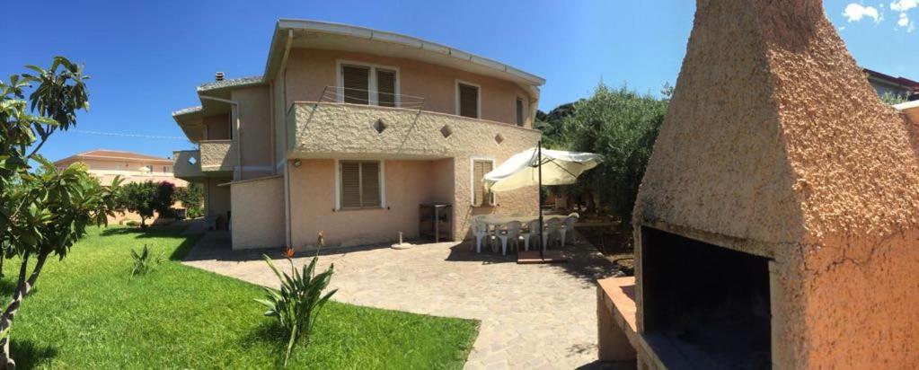 Appartamenti In Villa Con Ampio Giardino Esterno Posada  Bagian luar foto