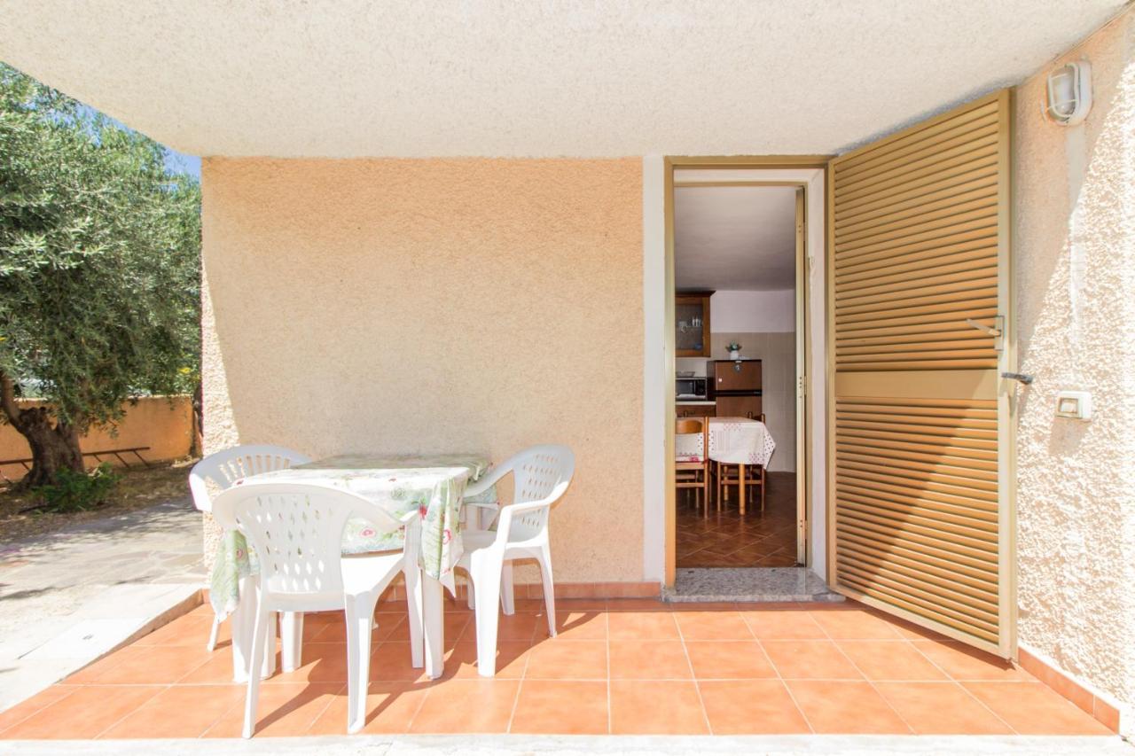 Appartamenti In Villa Con Ampio Giardino Esterno Posada  Bagian luar foto