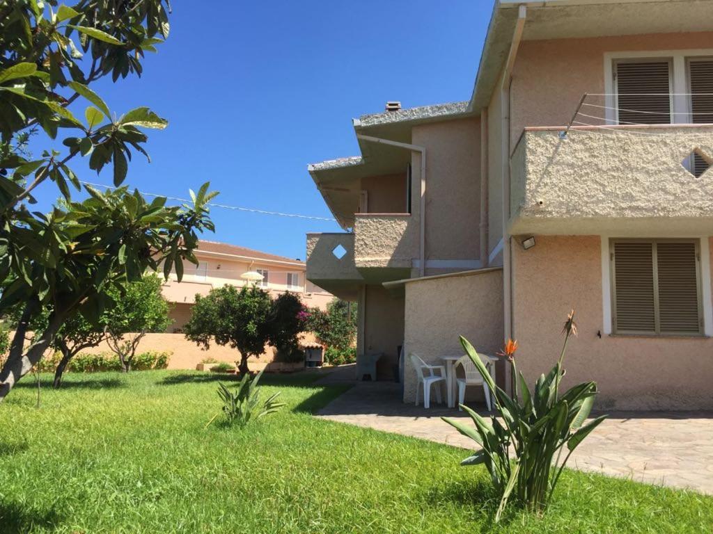 Appartamenti In Villa Con Ampio Giardino Esterno Posada  Bagian luar foto