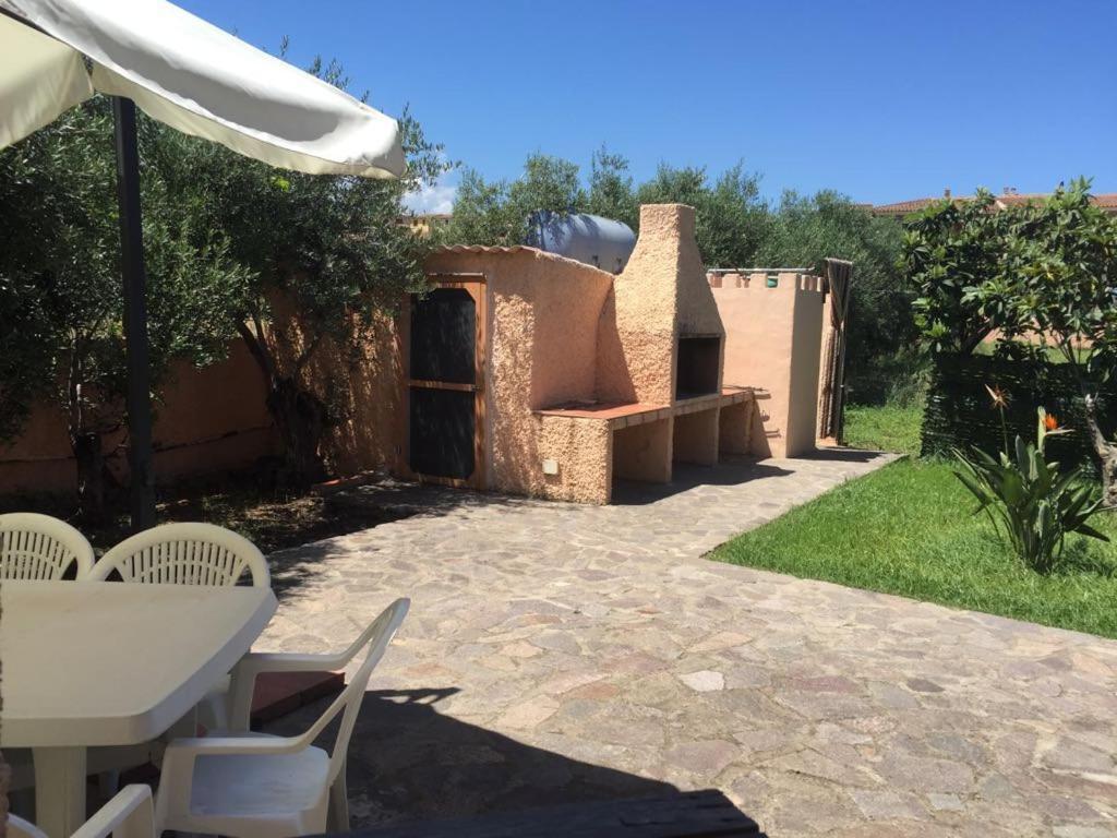 Appartamenti In Villa Con Ampio Giardino Esterno Posada  Bagian luar foto