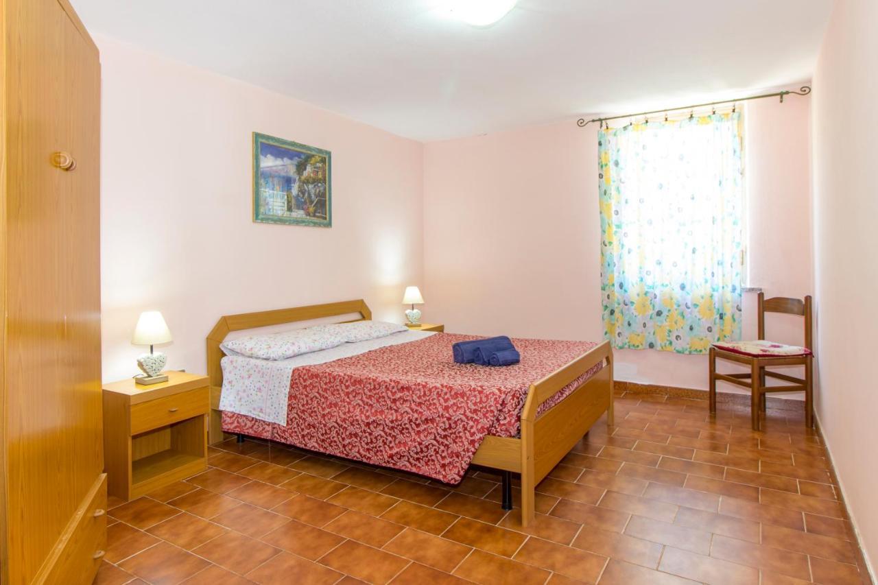 Appartamenti In Villa Con Ampio Giardino Esterno Posada  Bagian luar foto