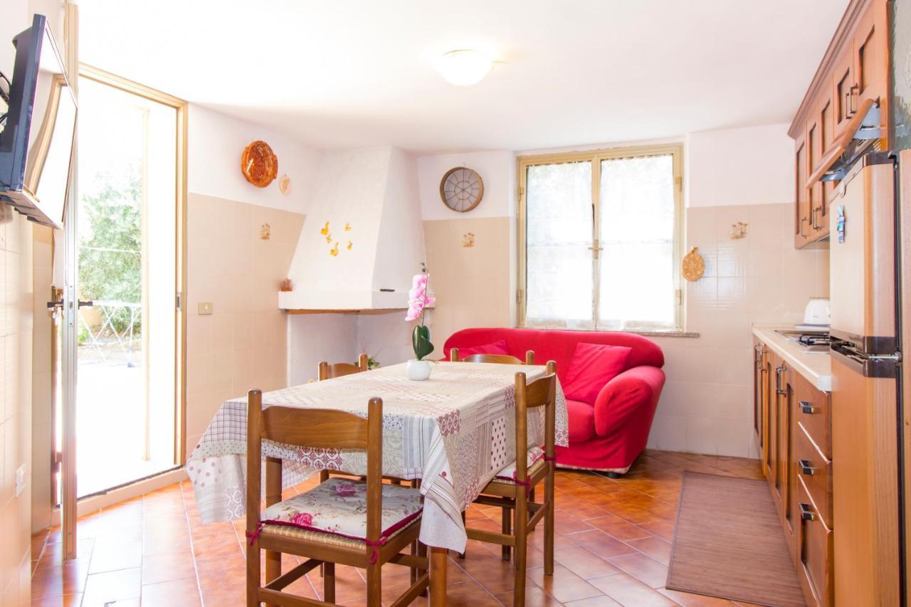 Appartamenti In Villa Con Ampio Giardino Esterno Posada  Bagian luar foto