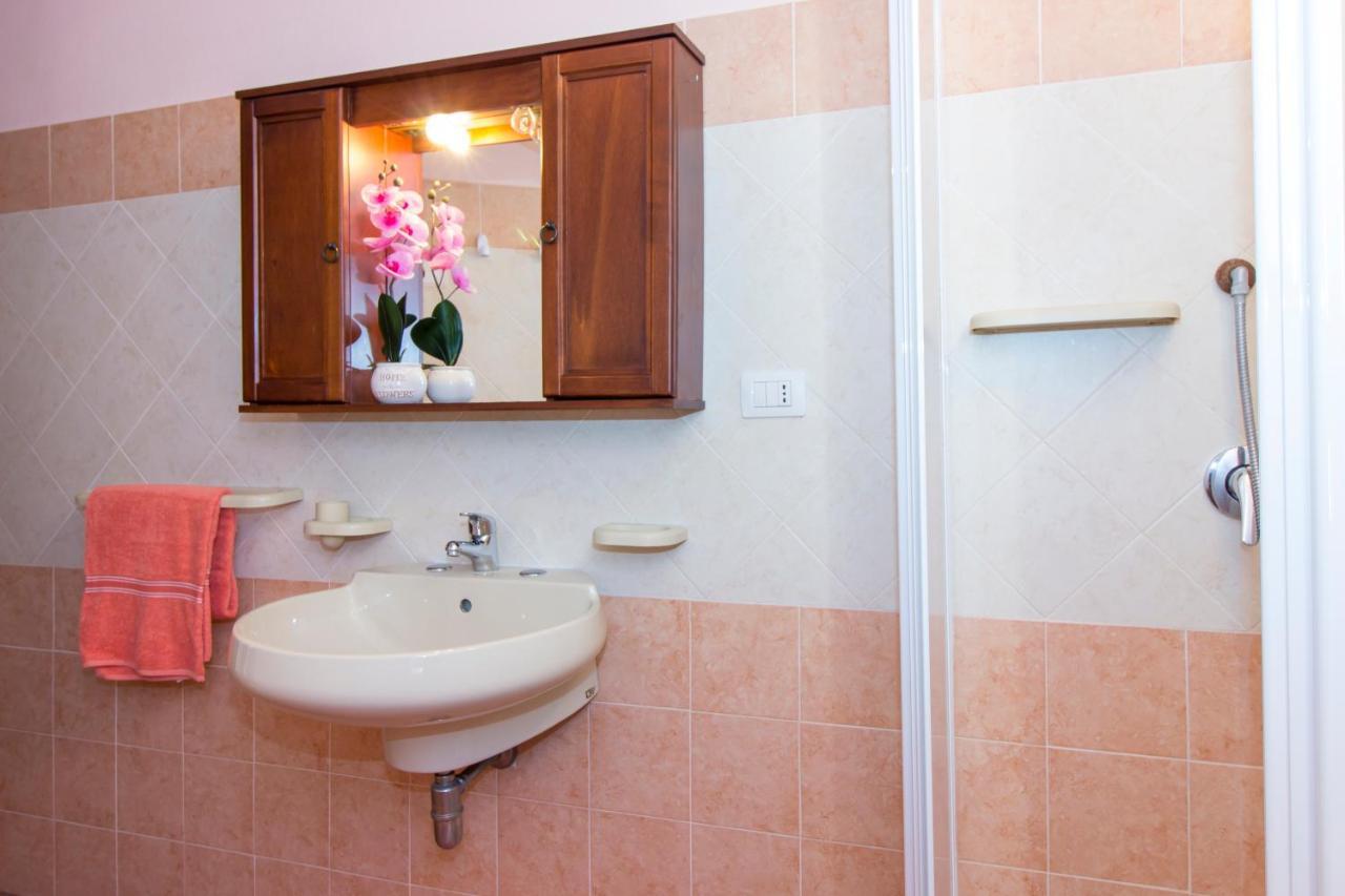 Appartamenti In Villa Con Ampio Giardino Esterno Posada  Bagian luar foto
