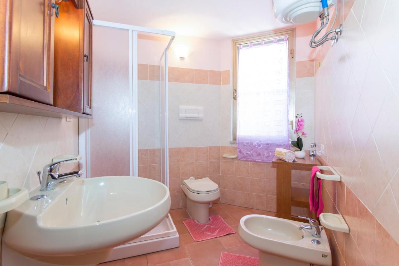 Appartamenti In Villa Con Ampio Giardino Esterno Posada  Bagian luar foto