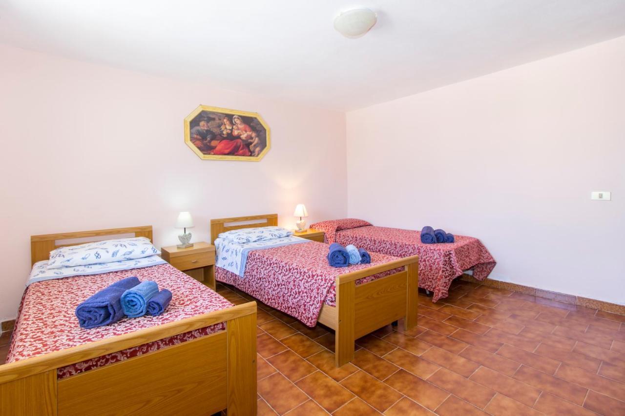Appartamenti In Villa Con Ampio Giardino Esterno Posada  Bagian luar foto