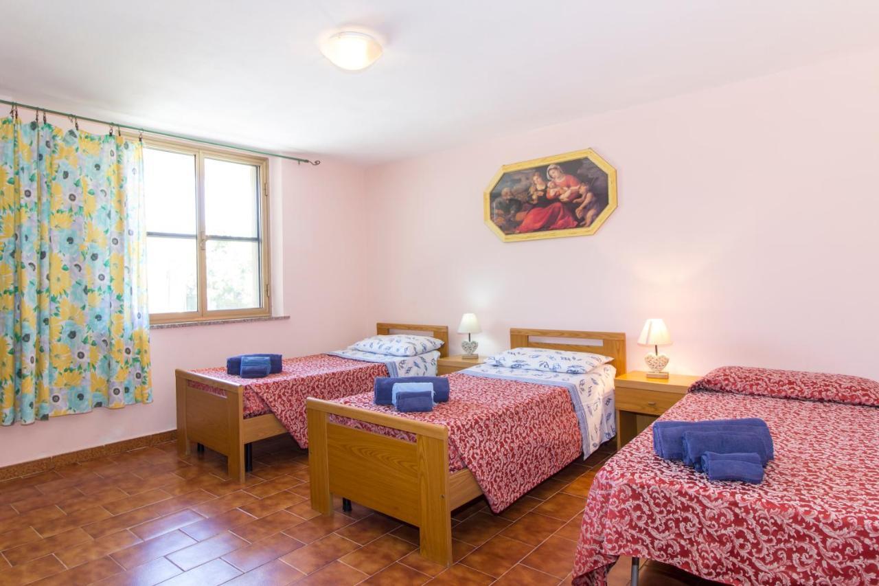 Appartamenti In Villa Con Ampio Giardino Esterno Posada  Bagian luar foto