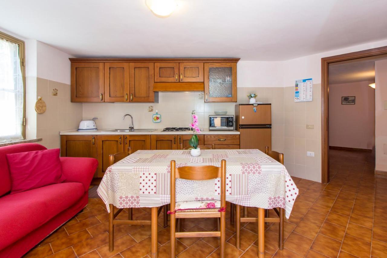Appartamenti In Villa Con Ampio Giardino Esterno Posada  Bagian luar foto