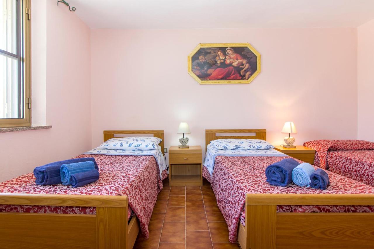 Appartamenti In Villa Con Ampio Giardino Esterno Posada  Bagian luar foto