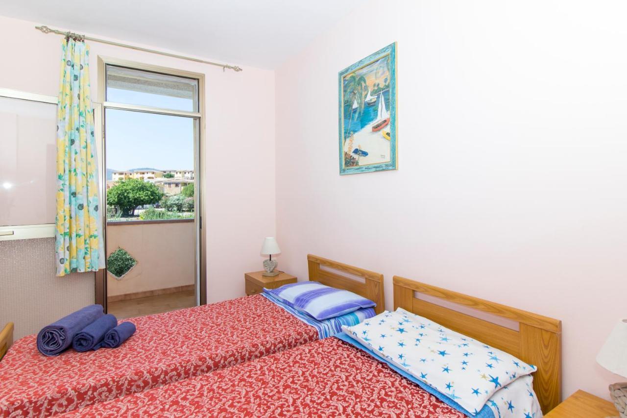 Appartamenti In Villa Con Ampio Giardino Esterno Posada  Bagian luar foto
