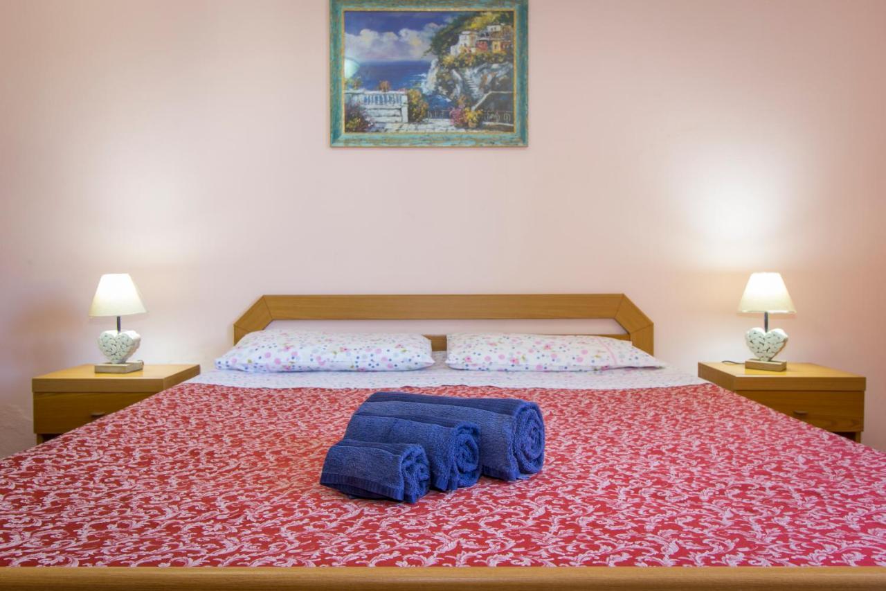 Appartamenti In Villa Con Ampio Giardino Esterno Posada  Bagian luar foto