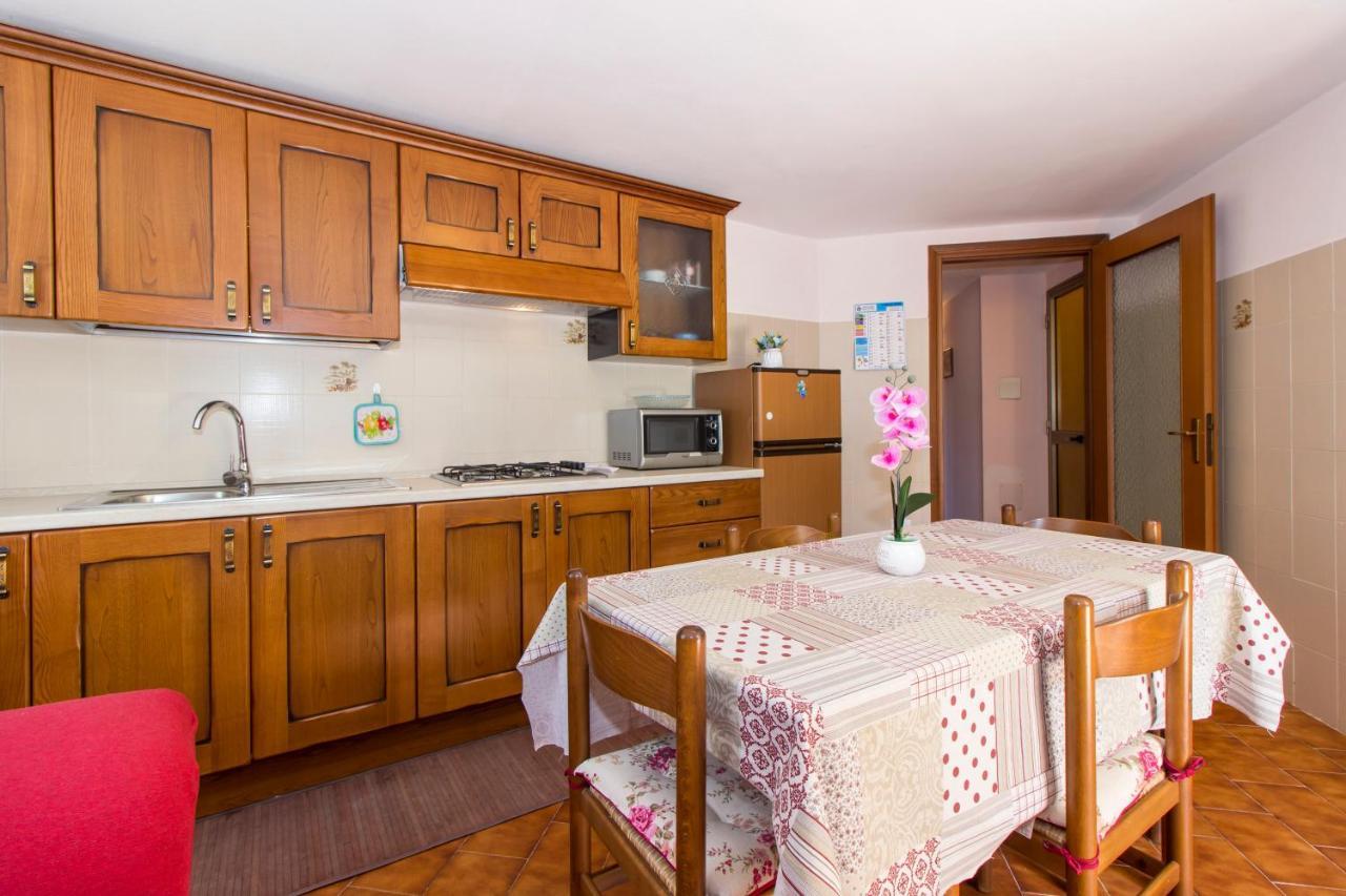 Appartamenti In Villa Con Ampio Giardino Esterno Posada  Bagian luar foto