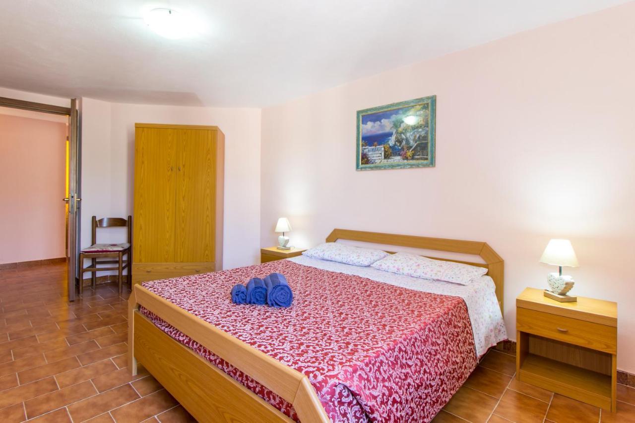 Appartamenti In Villa Con Ampio Giardino Esterno Posada  Bagian luar foto