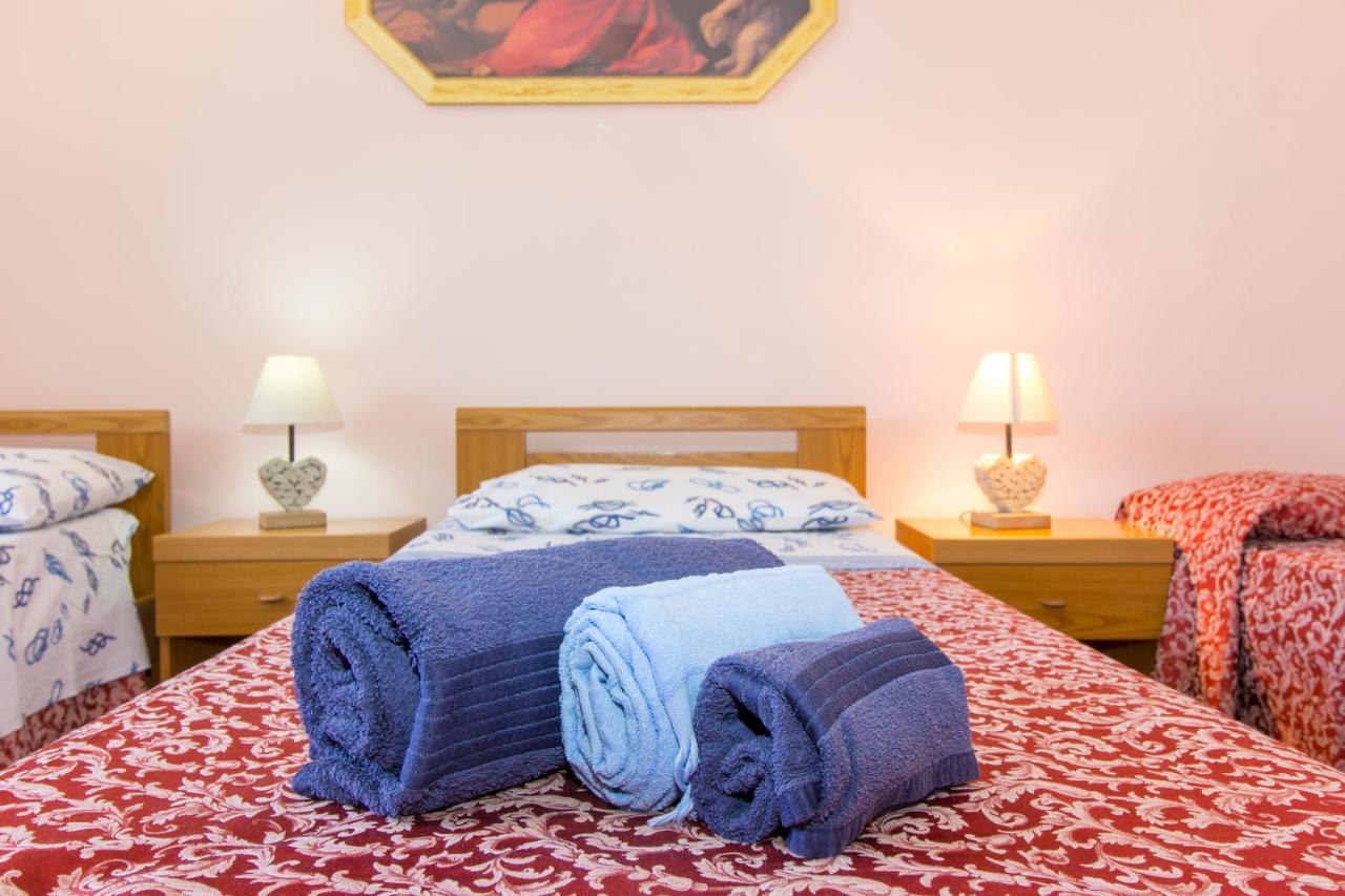 Appartamenti In Villa Con Ampio Giardino Esterno Posada  Bagian luar foto
