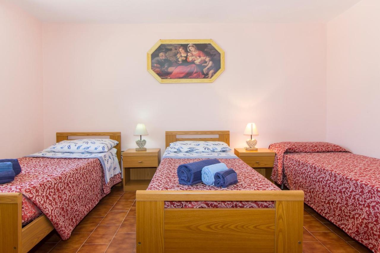 Appartamenti In Villa Con Ampio Giardino Esterno Posada  Bagian luar foto
