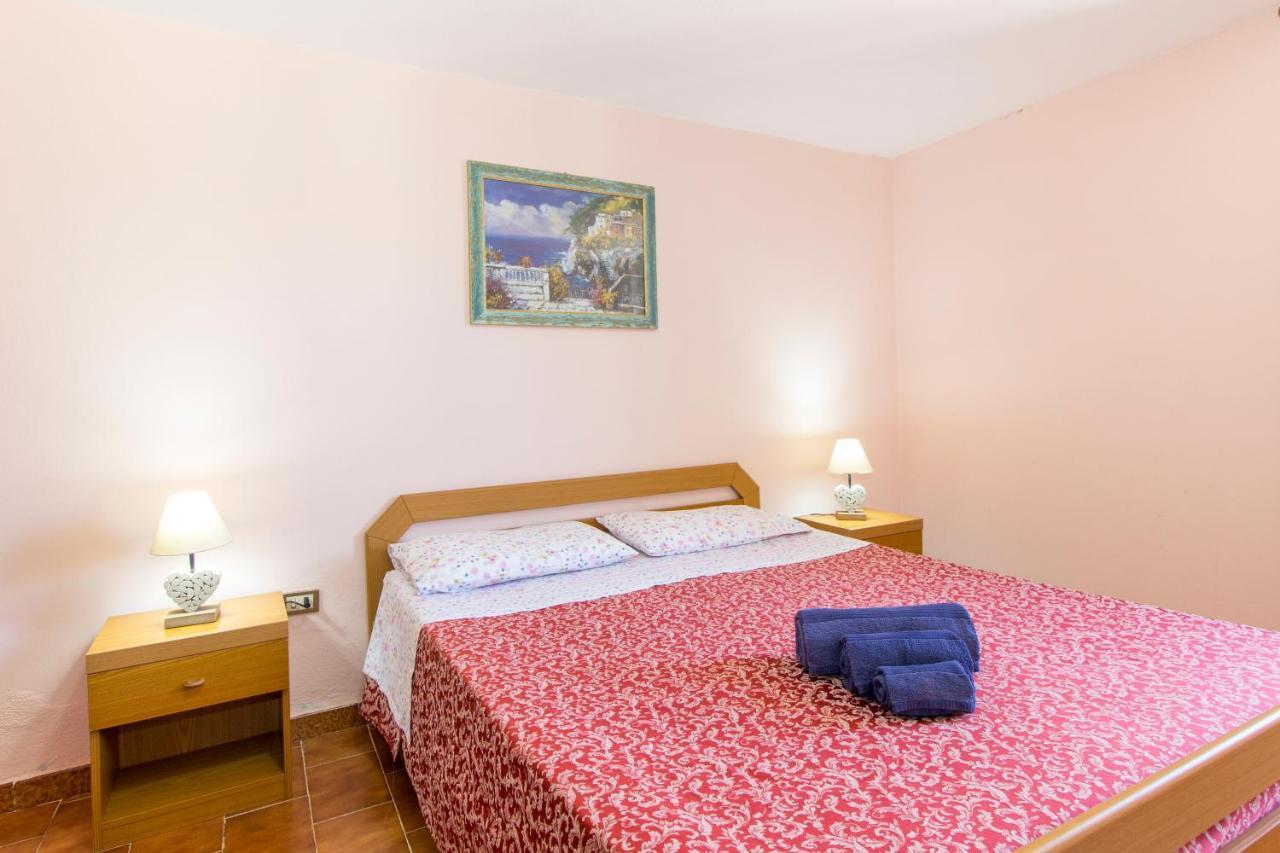 Appartamenti In Villa Con Ampio Giardino Esterno Posada  Bagian luar foto