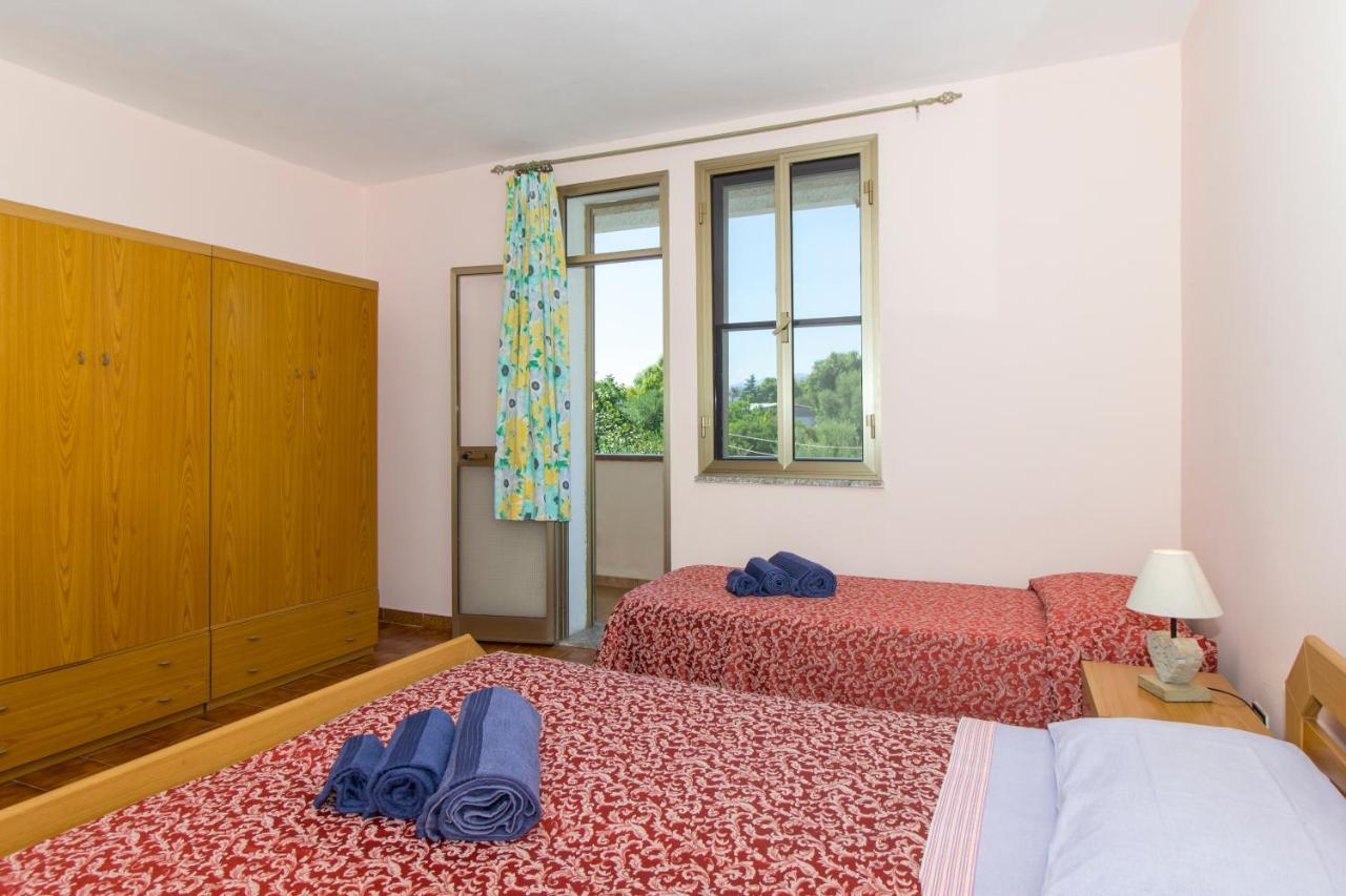 Appartamenti In Villa Con Ampio Giardino Esterno Posada  Bagian luar foto