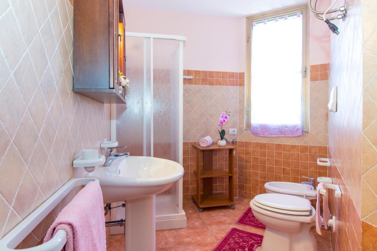 Appartamenti In Villa Con Ampio Giardino Esterno Posada  Bagian luar foto