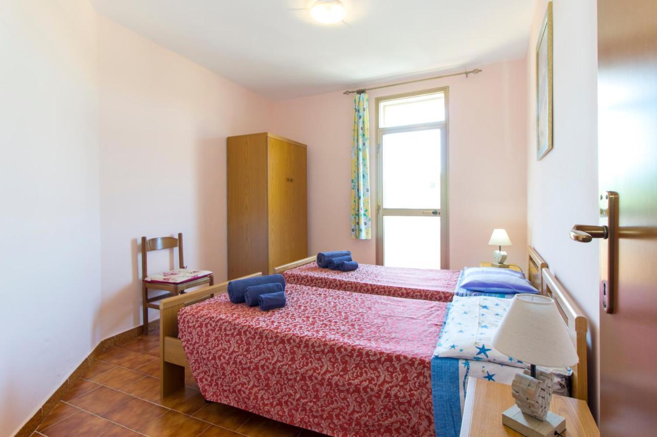 Appartamenti In Villa Con Ampio Giardino Esterno Posada  Bagian luar foto