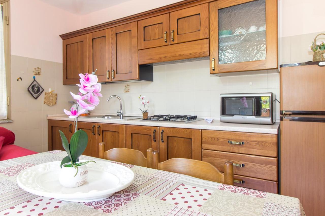 Appartamenti In Villa Con Ampio Giardino Esterno Posada  Bagian luar foto