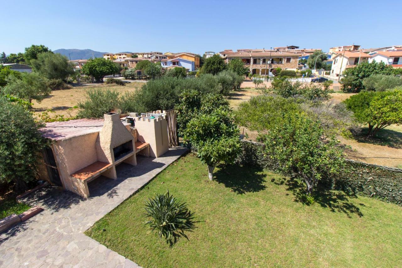 Appartamenti In Villa Con Ampio Giardino Esterno Posada  Bagian luar foto