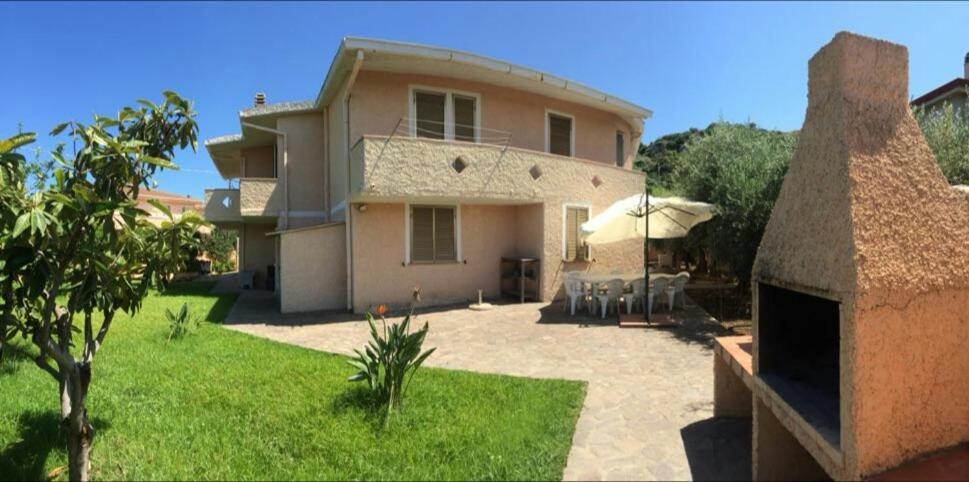 Appartamenti In Villa Con Ampio Giardino Esterno Posada  Bagian luar foto