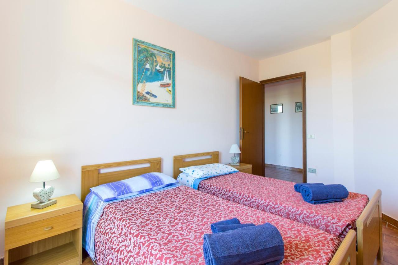 Appartamenti In Villa Con Ampio Giardino Esterno Posada  Bagian luar foto