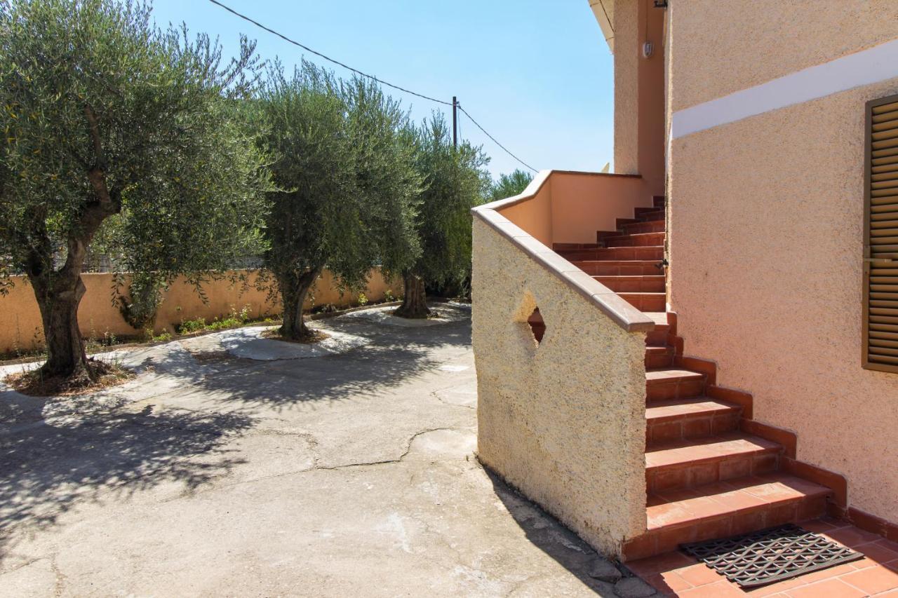 Appartamenti In Villa Con Ampio Giardino Esterno Posada  Bagian luar foto