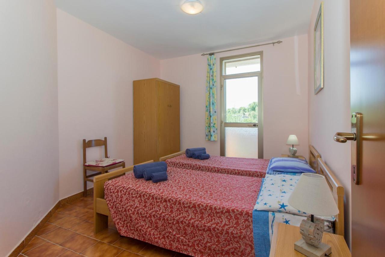 Appartamenti In Villa Con Ampio Giardino Esterno Posada  Bagian luar foto