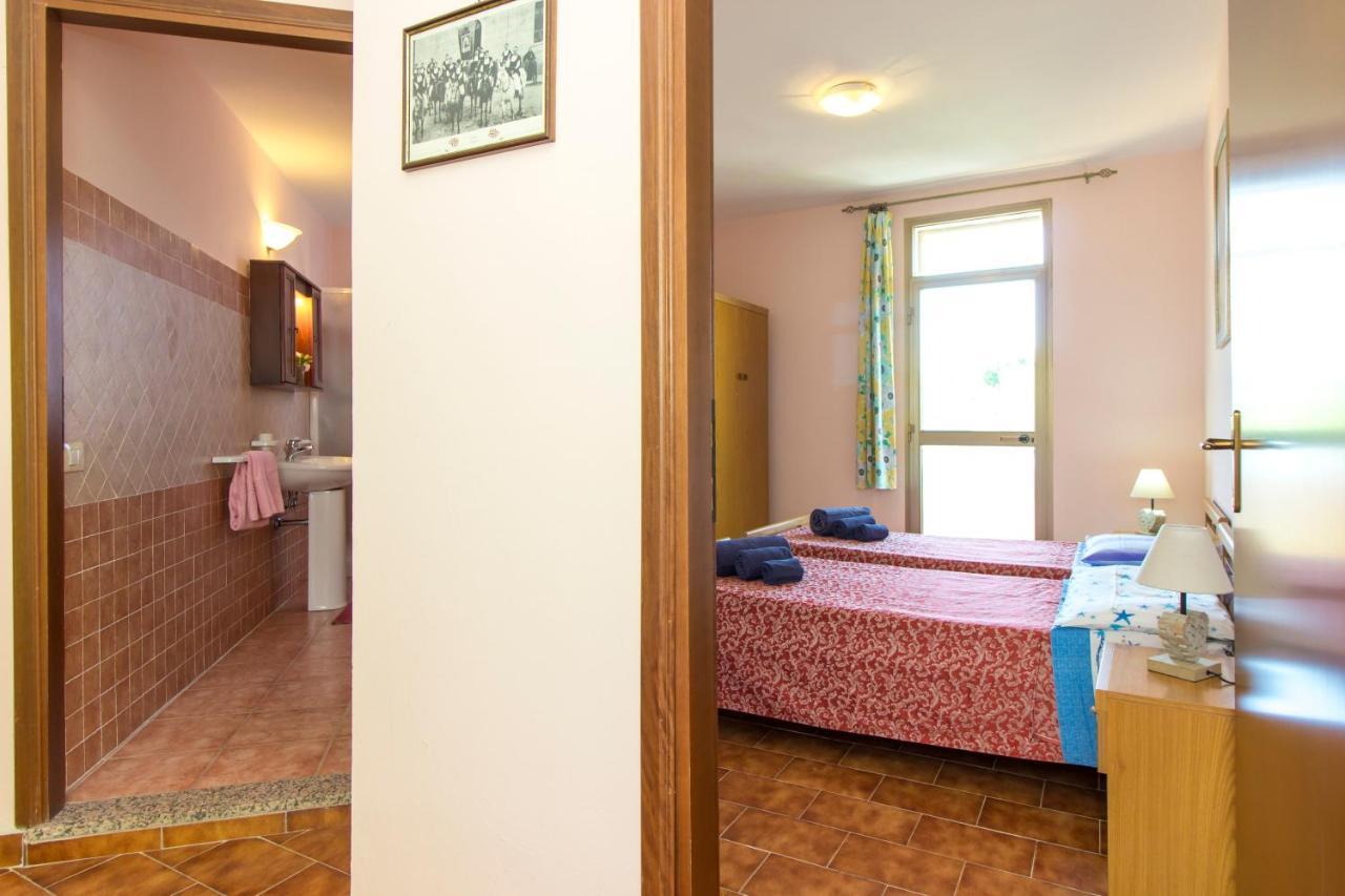 Appartamenti In Villa Con Ampio Giardino Esterno Posada  Bagian luar foto