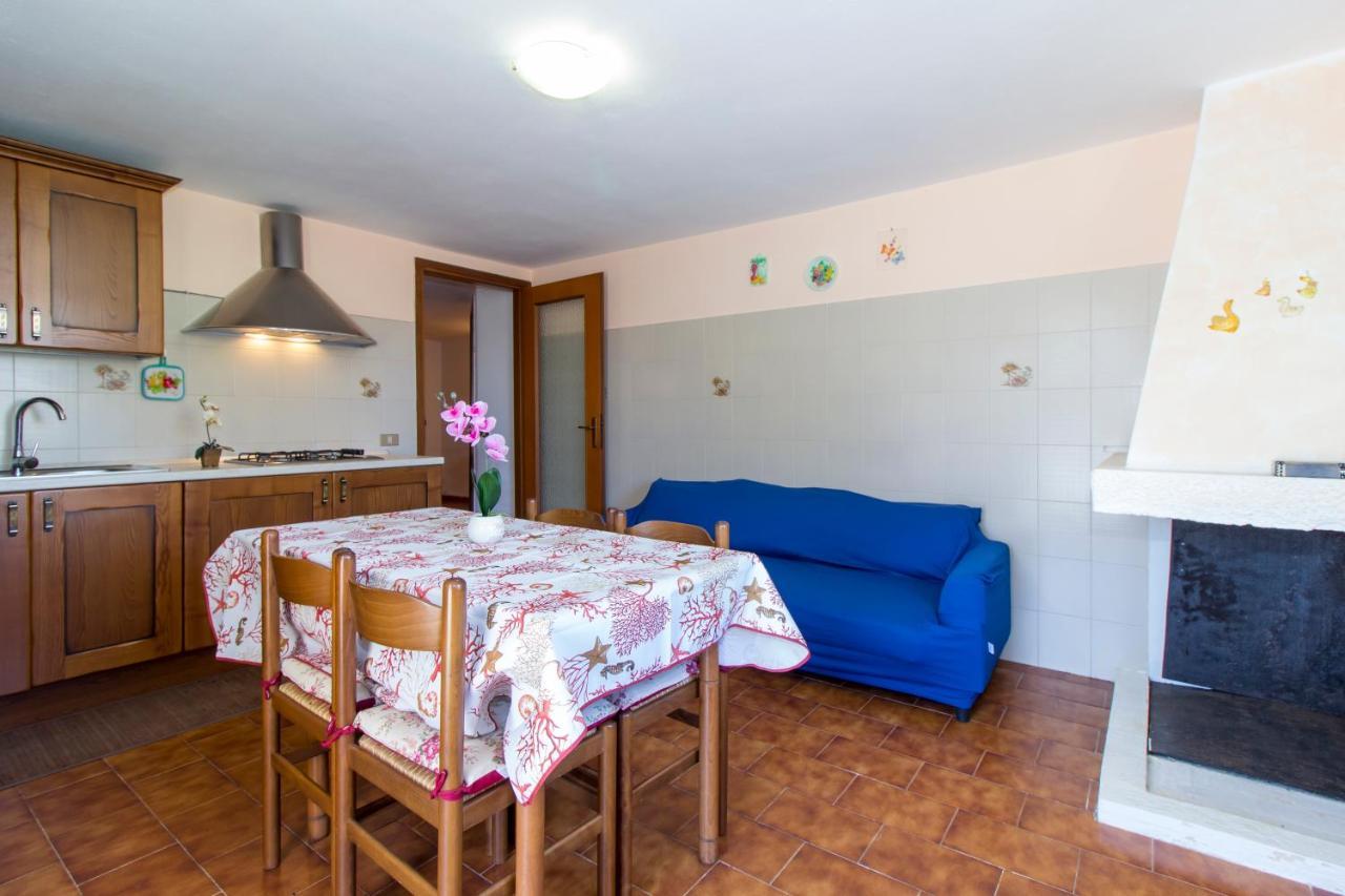 Appartamenti In Villa Con Ampio Giardino Esterno Posada  Bagian luar foto