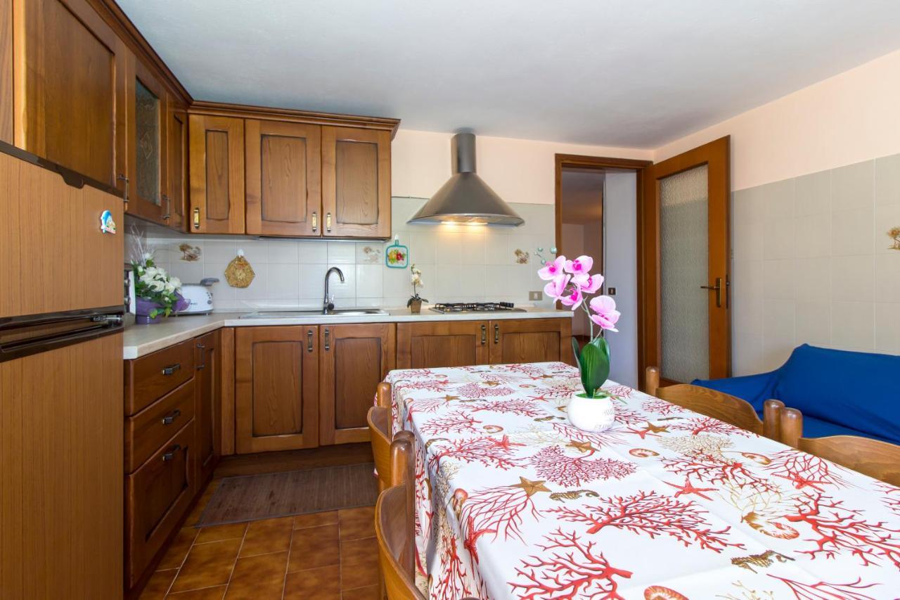 Appartamenti In Villa Con Ampio Giardino Esterno Posada  Bagian luar foto