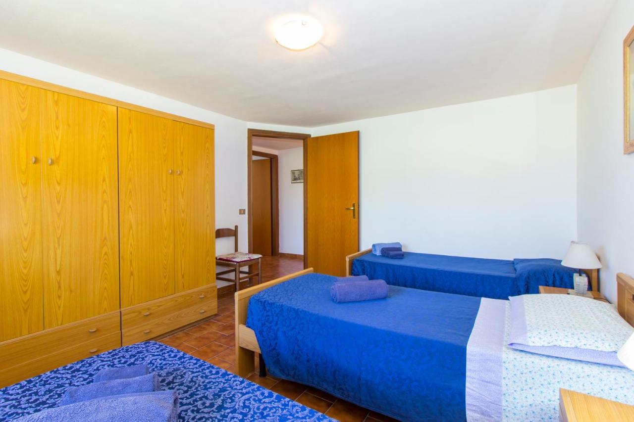 Appartamenti In Villa Con Ampio Giardino Esterno Posada  Bagian luar foto