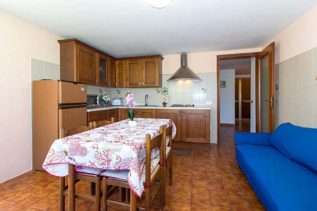 Appartamenti In Villa Con Ampio Giardino Esterno Posada  Bagian luar foto